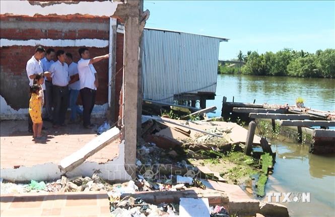 Nhiều nhà dân dọc theo sông Bạc Liêu - Cà Mau, đoạn qua địa bàn thị xã Giá Rai, tỉnh Bạc Liêu bị sụp hư hỏng nghiêm trọng. Ảnh: Huỳnh Sử - TTXVN