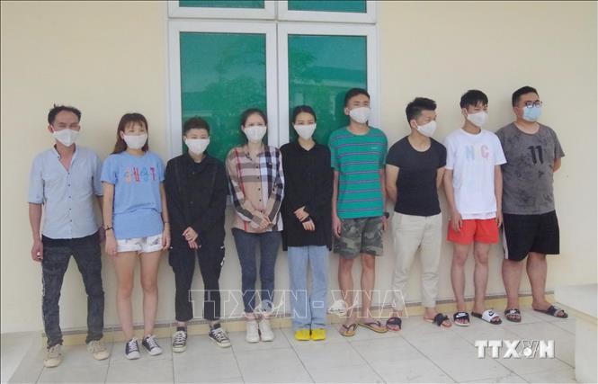 Những người nhập cảnh trái phép vào Việt Nam bị bắt giữ . Ảnh: TTXVN phát