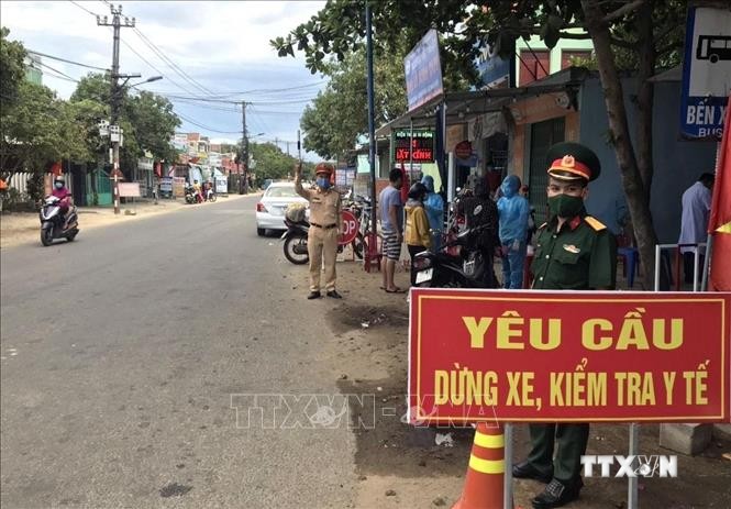Một chốt kiểm dịch trên các tuyến đường có đông người qua lại tại tỉnh Quảng Nam. Ảnh: Trịnh Bang Nhiệm - TTXVN