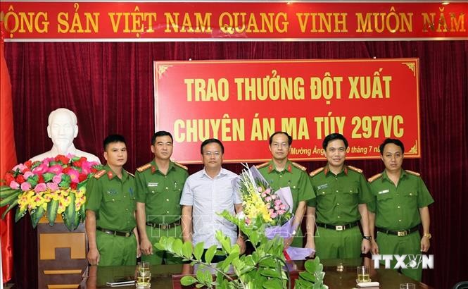 Đại diện lãnh đạo Ban Giám đốc Công an tỉnh Điện Biên khen thưởng Ban chuyên án. Ảnh: Phan Tuấn Anh - TTXVN