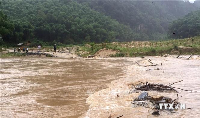 Nhiều hộ dân ở miền núi Thanh Hóa bị cô lập do mưa lớn