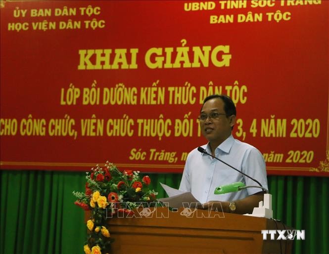 Ông Lâm Sách, Trưởng Ban dân tộc tỉnh Sóc Trăng, phát biểu tại lễ khai giảng. Ảnh: Chanh Đa - TTXVN
