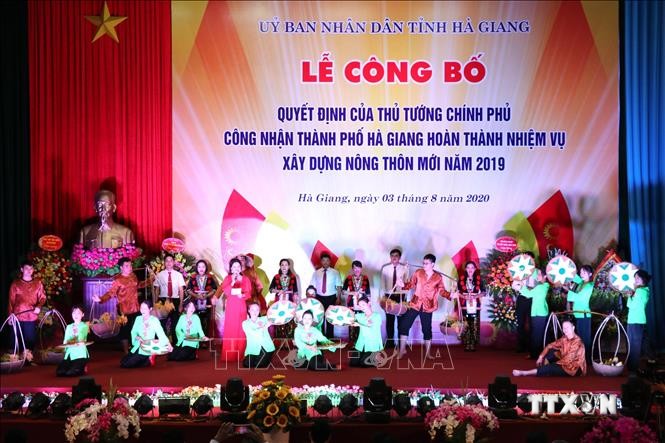 Tiết mục nghệ thuật do nam, nữ dân tộc thành phố Hà Giang biểu diễn tại buổi lễ. Ảnh: Minh Tâm-TTXVN
