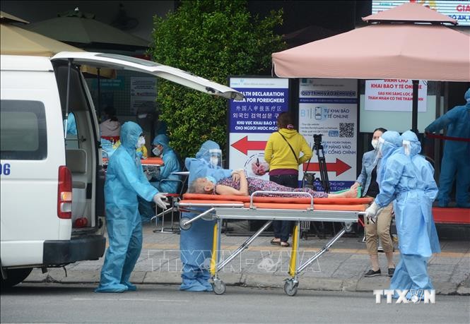 Các nhân viên y tế khẩn trương đưa bệnh nhân vào điều trị tại Bệnh viện Gia Đình (Đà Nẵng). Ảnh: Văn Dũng - TTXVN