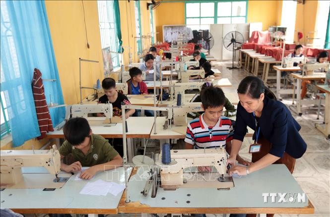 Dạy nghề may công nghiệp cho học sinh tại trường Phục hồi chức năng và dạy nghề cho người khuyết tật huyện Khoái Châu. Ảnh: Phạm Kiên - TTXVN