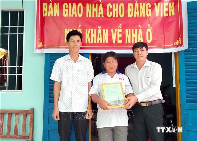 Trao nhà cho đảng viên Lê Minh Kiệt, sinh hoạt tại Chi bộ ấp Cạnh Đền 2 (Vĩnh Phong). Ảnh: Lê Sen - TTXVN