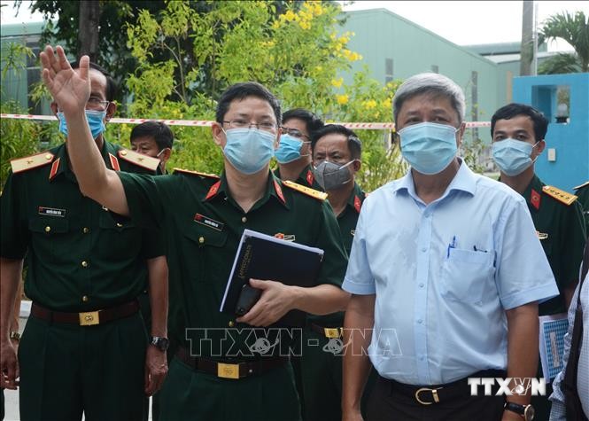 Thứ trưởng Bộ Y tế Nguyễn Trường Sơn kiểm tra các khu cách ly, tiếp nhận bệnh nhân tại bệnh viện Quân Y 17 (Quân khu 5). Ảnh: Văn Dũng - TTXVN
