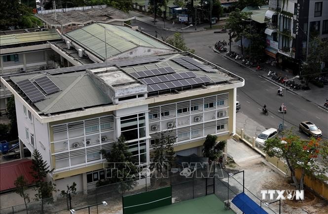 Hệ thống điện mặt trời mái nhà mới được lắp đặt trên nóc khách sạn ở thành phố Huế. Ảnh: Ngọc Hà - TTXVN
