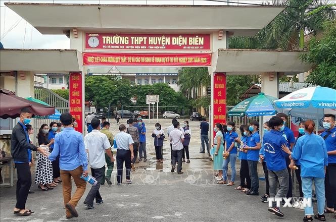 Các thí sinh đến điểm thi Trường THPT huyện Điện Biên hoàn thành bài thi dự bị môn Địa Lý. Ảnh: Phan Tuấn Anh – TTXVN