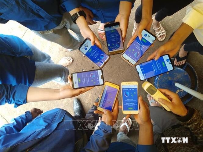 Đoàn viên, thanh niên xã Cư Pơng, huyện Krông Búk tích cực triển khai, cài đặt phần mềm Bluezone. Ảnh: TTXVN phát