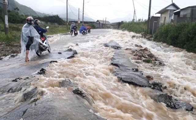 Lai Châu: Mưa lớn kéo dài gây sạt núi, một người tử vong 