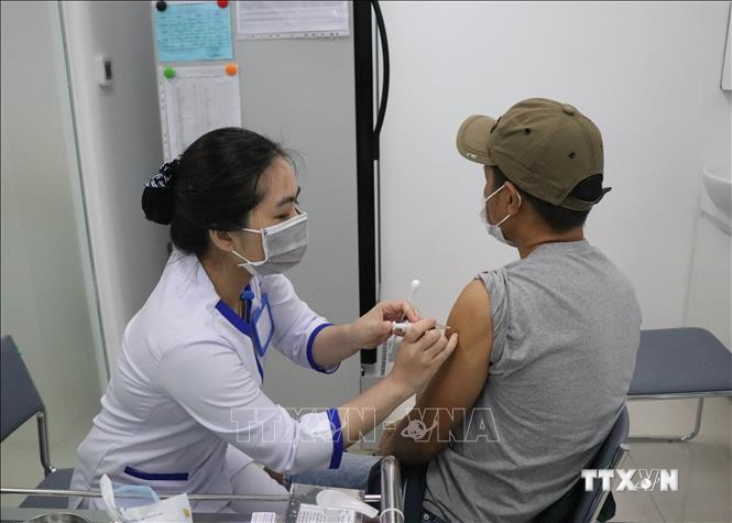 Người dân thchủ động tiêm chủng vắc xin phòng bệnh bạch hầu. Ảnh: Tuấn Anh – TTXVN