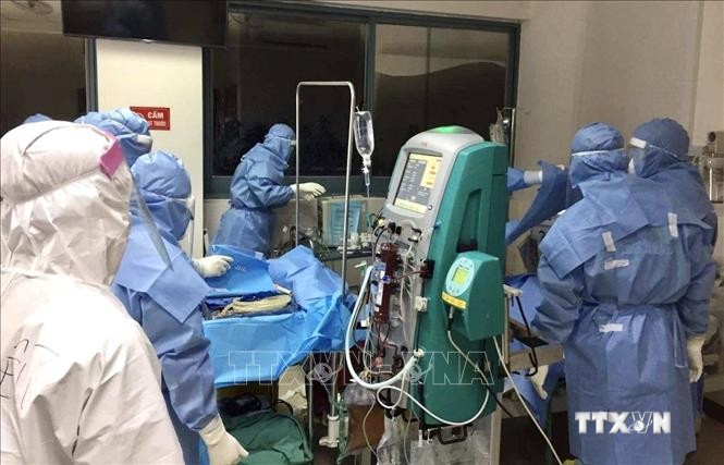 Đội ngũ bác sỹ Bệnh viện Trung ương Huế tích cực điều trị cho các ca nhiễm COVID-19. Ảnh: Mai Trang-TTXVN
