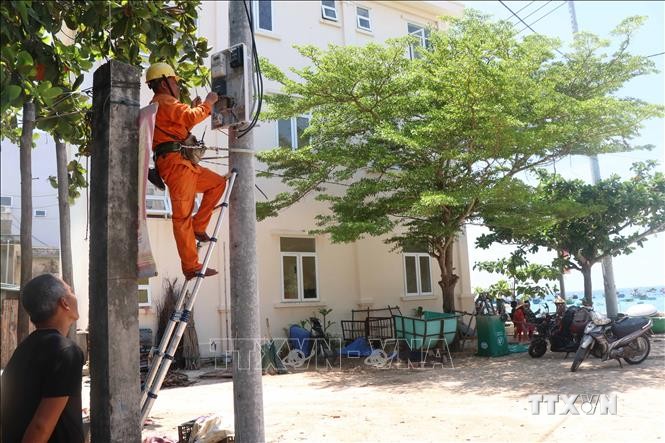 Điện lưới được đấu nối hoàn thành cho toàn bộ hộ dân trên xã đảo Nhơn Châu vào chiều 23/8. Ảnh: Phạm Kha – TTXVN.
