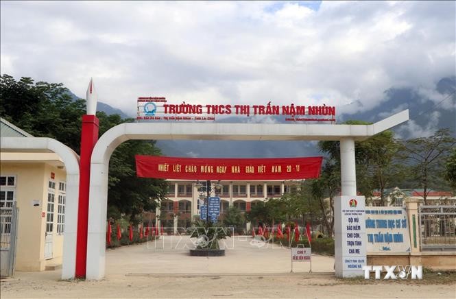 Trường THCS Thị trấn huyện Nậm Nhùn (Lai Châu) nơi có mô hình đưa học sinh dân tộc Mảng từ các bản, xã về học. Ảnh: Quý Trung - TTXVN