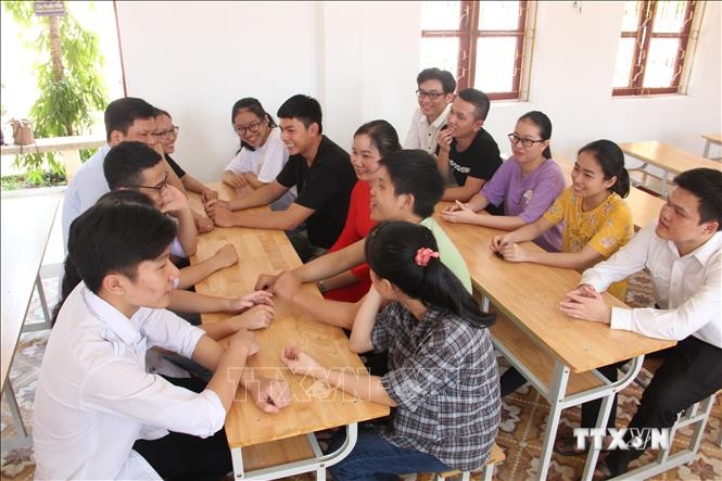 Thầy trò lớp 12A1 ở Hà Tĩnh chia sẻ với nhau về thành tích tại kỳ thi vừa qua. Ảnh: Hoàng Ngà - TTXVN