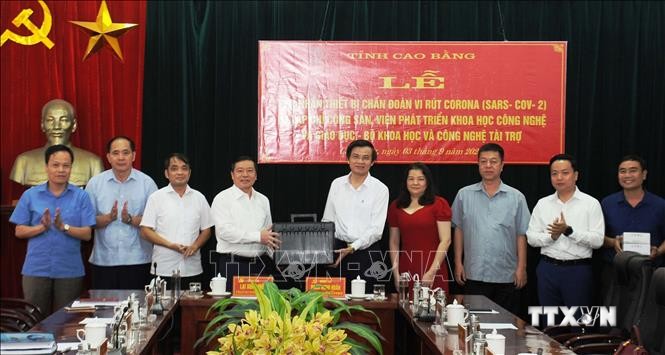 Trao tặng thiết bị xét nghiệm SARS-CoV-2 cho tỉnh Cao Bằng. Ảnh: Quốc Đạt - TTXVN