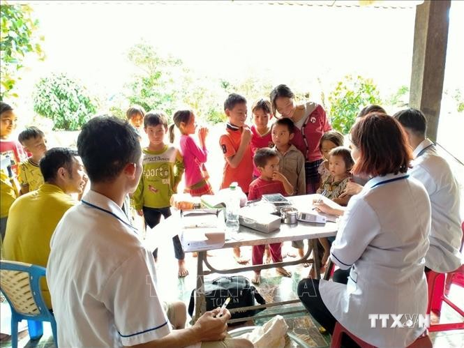 Tổ chức tiêm chủng cho trẻ em tại trường học xã Liêng S’rônh ,huyện Đam Rông, tỉnh Lâm Đồng. Ảnh: TTXVN phát