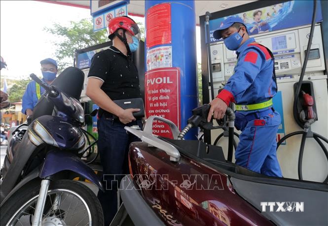 Mua bán xăng dầu tại cửa hàng kinh doanh xăng dầu PVOIL Thái Thịnh, Đống Đa, Hà Nội. Ảnh: Trần Việt - TTXVN