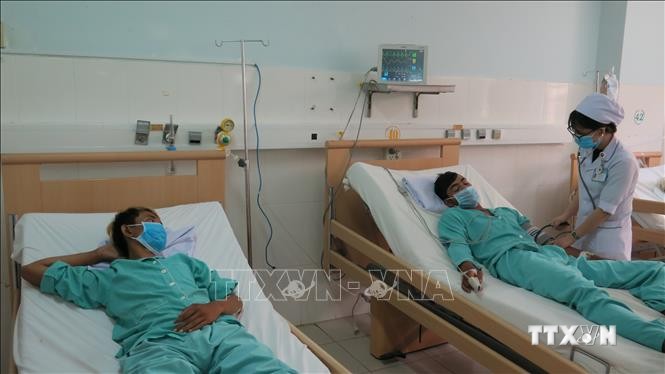 Anh Trần Quốc T. (22 tuổi, xã Vạn Khánh) và anh Hồ Văn N. (21 tuổi, xã Vạn Thạnh) được điều trị tích cực tại Bệnh viện Đa khoa tỉnh Khánh Hòa ngày 14/9. Ảnh: Phan Sáu - TTXVN
