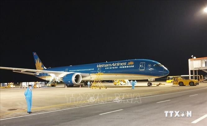 Chuyến bay số hiệu VN68 chở 317 công dân Việt Nam từ Canada về nước hạ cánh tại sân bay Vân Đồn. Ảnh: TTXVN phát