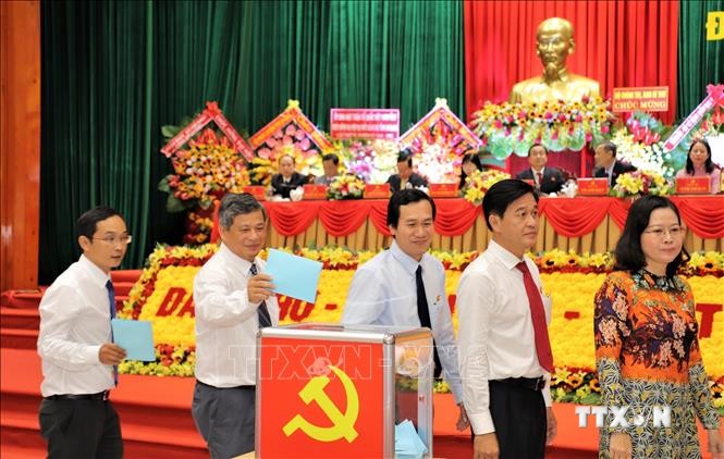 Đại biểu tiến hành bỏ phiếu bầu Ủy viên Ban Chấp hành Đảng bộ tỉnh An Giang khóa XI, nhiệm kỳ 2020 - 2025. Ảnh: Thanh Sang- TTXVN