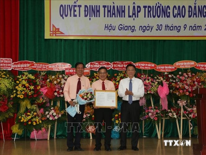 Bộ trưởng Bộ Tư pháp Lê Thanh Long trao quyết định thành lập trường. Ảnh: Duy Khương - TTXVN