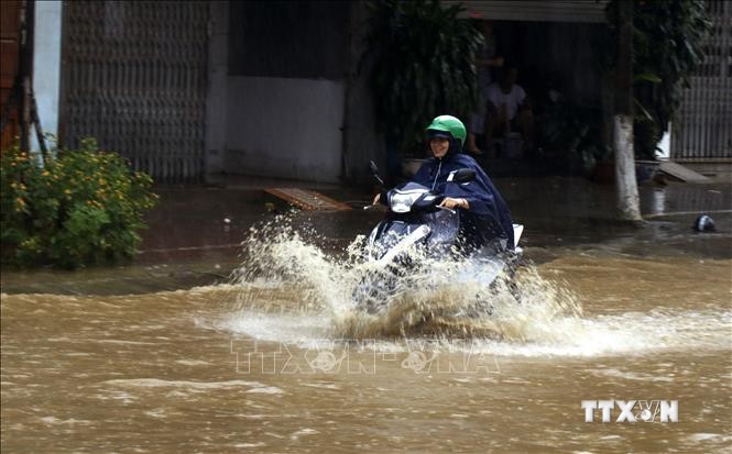 Ngập cục bộ trên đường Nhạc Sơn, thành phố Lào Cai, khiến các phương tiện tham gia giao thông gặp nhiều khó khăn. Ảnh: Quốc Khánh - TTXVN
