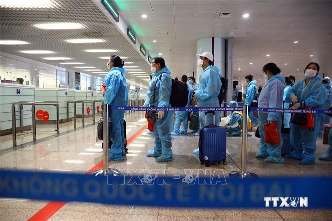 Hành khách đợi làm thủ tục nhập cảnh vào Việt Nam. Ảnh: Huy Hùng - TTXVN