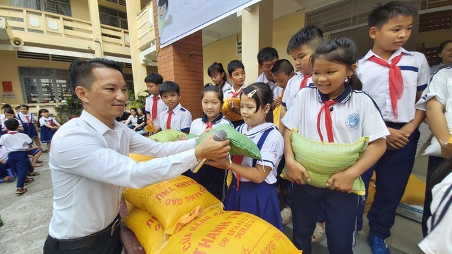 Nhiều phần quà ý nghĩa đã được trao cho hơn 100 học sinh nghèo của Trường tiểu học Dương Đông 2 (H.Phú Quốc, Kiên Giang). Nguồn : thanhnien.vn