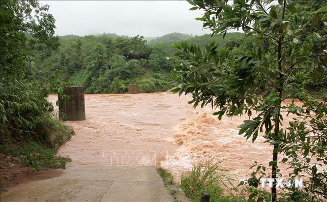 Một số ngầm, cầu tràn bị ngập sâu khiến nhiều địa phương tại huyện Minh Hóa bị chia cắt, cô lập. Ảnh: Văn Tý - TTXVN