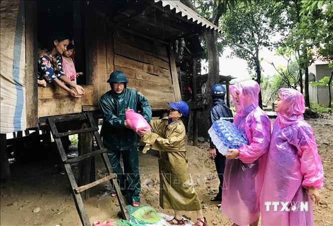 Tỉnh đoàn Quảng Trị tặng quà cho nhân dân vùng bị ảnh hưởng nặng nề do lũ lụt ở huyện miền núi Đakrông. Ảnh: Hồ Cầu-TTXVN