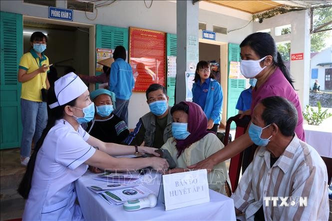 Chương trình tư vấn sức khoẻ, khám, chữa bệnh đã thu hút hơn 500 người cao tuổi và nạn nhân chất độc da cam điôxin ở thành phố Lai Châu. Ảnh: Việt Hoàng - TTXVN