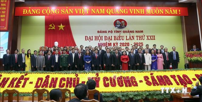 Ban chấp hành Đảng bộ tỉnh Quảng Nam khóa XXII, nhiệm kỳ 2020-2025 ra mắt đại hội. Ảnh: Trần Tĩnh -TTXVN