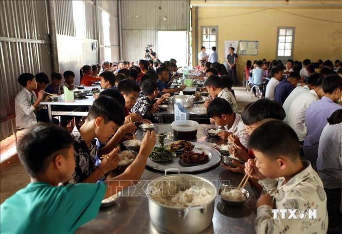 Bữa ăn của học sinh ttrường Phổ thông Dân tộc bán trú THCS xã Ta Gia. Ảnh: Quý Trung - TTXVN