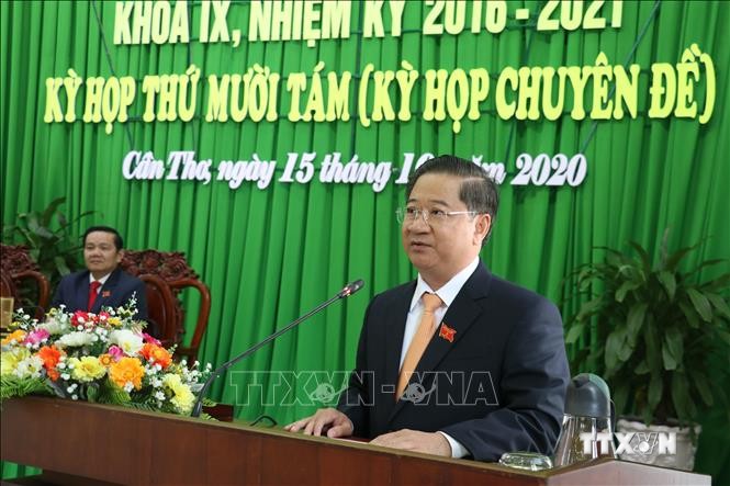 Đồng chí Trần Việt Trường phát biểu sau khi được bầu giữ chức Chủ tịch UBND Thành phố Cần Thơ. Ảnh: Ngọc Thiện - TTXVN