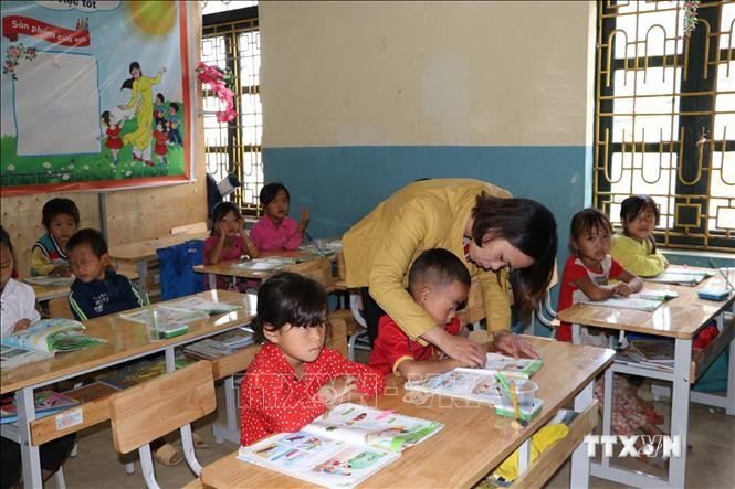 Nhiều em học sinh lớp 1 Trường Phổ thông dân tộc bán trú Tiểu học Lản Nhì Thàng, huyện Phong Thổ (Lai Châu) khó khăn khi phát âm, ghép từ. Ảnh: Đinh Thùy-TTXVN