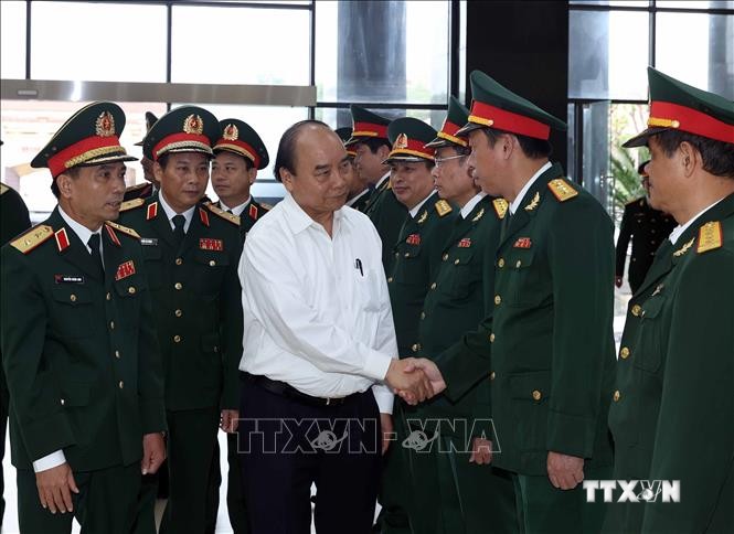Thủ tướng Nguyễn Xuân Phúc với các cán bộ, sỹ quan chỉ huy Quân khu 4. Ảnh: Thống Nhất - TTXVN