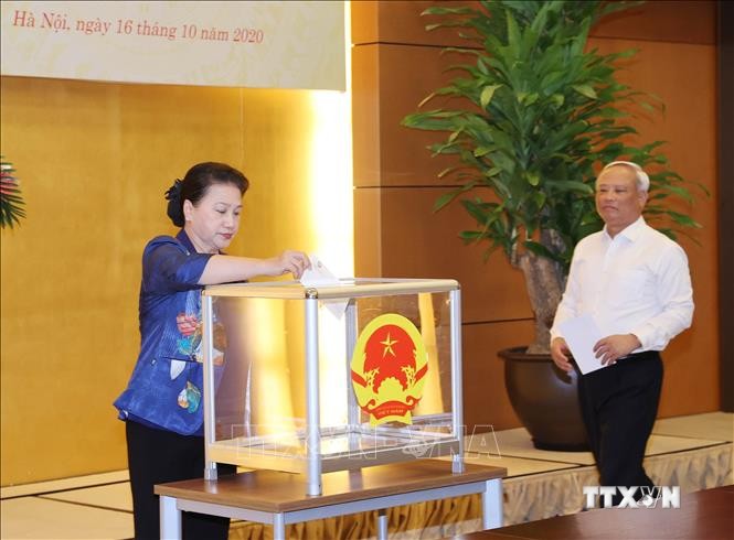 Chủ tịch Quốc hội Nguyễn Thị Kim Ngân và các Phó Chủ tịch Quốc hội tham gia ủng hộ. Ảnh: Trọng Đức - TTXVN