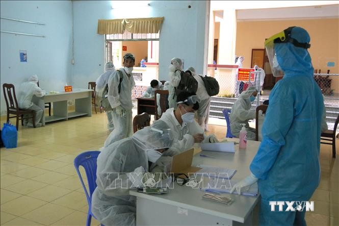  Các công dân kiểm tra y tế và làm thủ tục khai báo y tế tại buổi tiếp nhận ở tỉnh Sóc Trăng. Ảnh: Chanh Đa-TTXVN