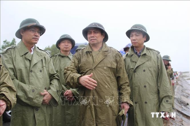 Trưởng ban Tổ chức Trung ương Phạm Minh Chính đi kiểm tra tình hình lụt bão tại một số xã của huyện Hải Lăng. Ảnh: Thanh Thủy-TTXVN
