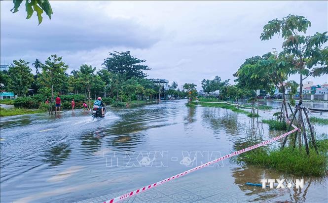  Tuyến đường ven hồ Búng Xáng, quận Ninh Kiều được căng dây cảnh báo nguy hiểm ngập sâu. Ảnh: Thanh Liêm - TTXVN