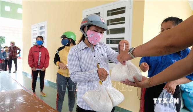 Cấp gạo cho người dân huyện Khánh Vĩnh, huyện miền núi có gần 15.000 người thiếu đói . Ảnh: Nguyễn Dũng – TTXVN