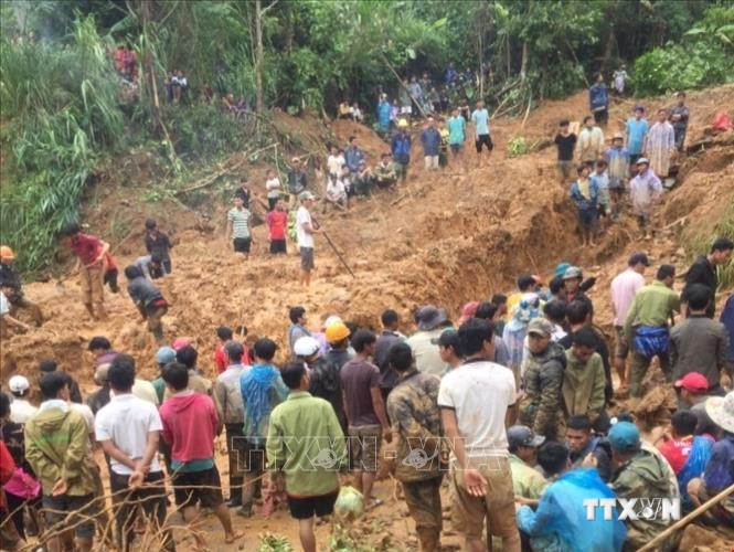 Lực lượng chức năng và người dân tìm kiếm nạn nhân bị vùi lấp do sạt lở núi ở thôn Tà Rùng, xã Húc, huyện Hướng Hóa. Ảnh: TTXVN phát