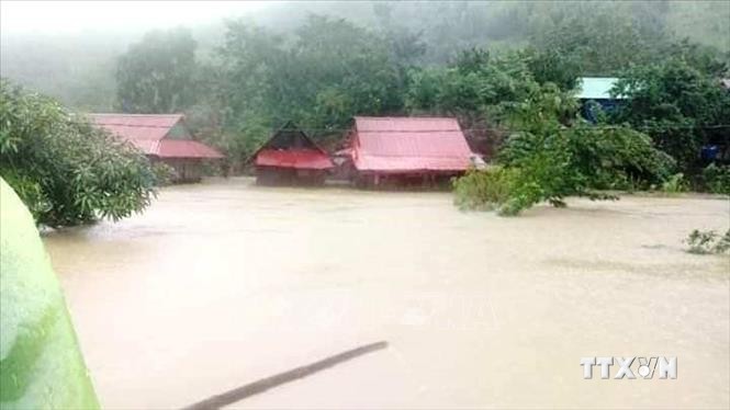 Hơn 57.000 ngôi nhà của các hộ dân trên địa bàn tỉnh Quảng Bình bị ngập sâu vì lũ lớn kỷ lục. Ảnh: TTXVN phát