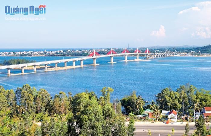 Cây cầu Cổ Lũy gồm 37 nhịp là cây cầu dây văng đầu tiên của tỉnh Quảng Ngãi. Ảnh : baoquangngai.vn