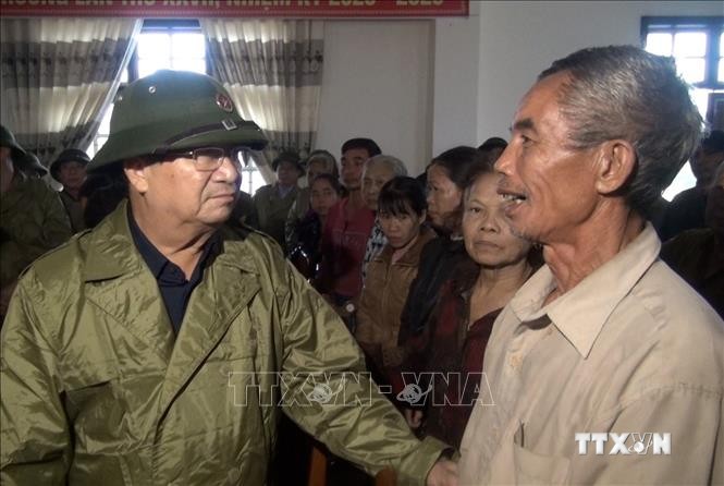 Phó Thủ tướng Trịnh Đình Dũng thăm hỏi, động viên người dân vùng lũ Quảng Bình. Ảnh: Đức Thọ - TTXVN