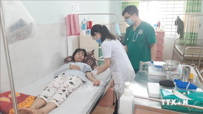 Bệnh nhân sốt xuất huyết được điều trị tại Bệnh viện đa khoa tỉnh Gia Lai. Ảnh: Hoài Nam - TTXVN