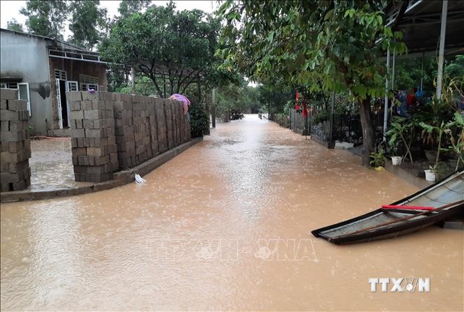 Nhiều tuyến đường giao thông nông thôn ở Quảng Trị vẫn bị ngập sâu trong nước. Ảnh: Hồ Cầu-TTXVN
