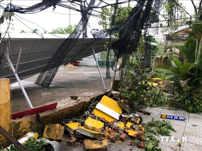 Tường và mái tôn nhà dân bị bão số 9 quật đổ, tại TP Tam Kỳ, tỉnh Quảng Nam. Ảnh: Trần Tĩnh-TTXVN